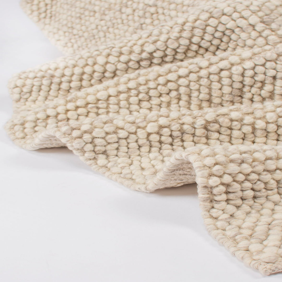 tapis laine bouclée beige dans un salon scandinave#couleur_beige