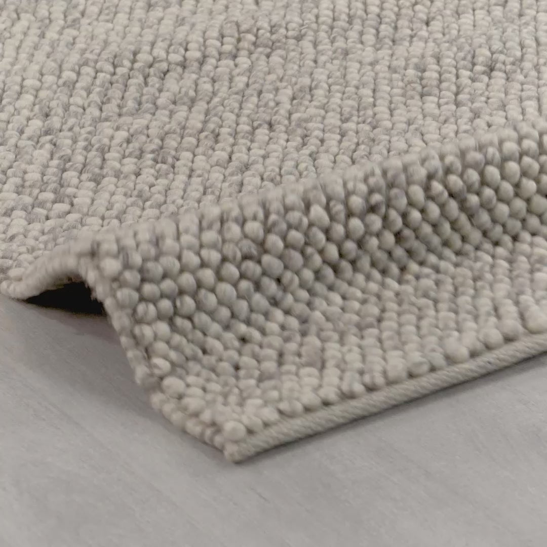 tapis laine bouclée beige dans un salon scandinave#couleur_beige