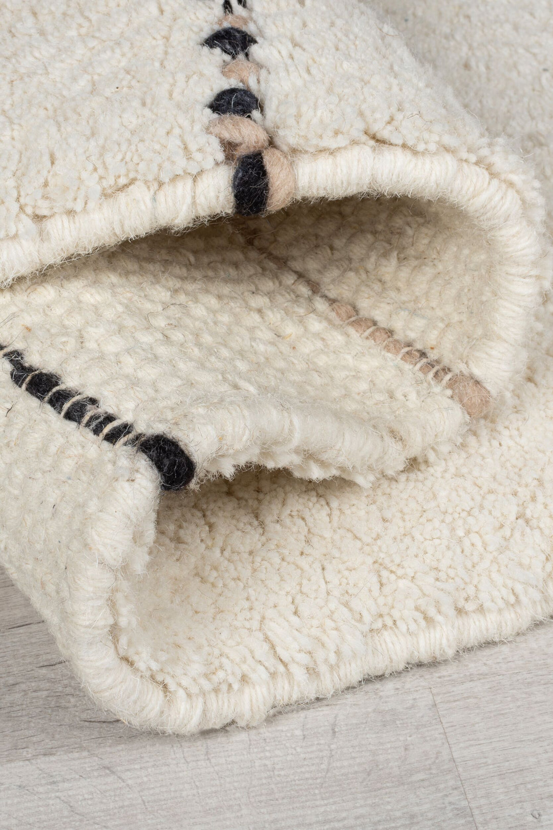 Tapis en laine noir DOTTIE GEOMETRIC