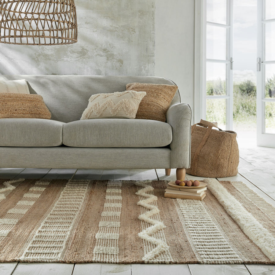 tapis medina ivoire en jute dans un salon#couleur_beige