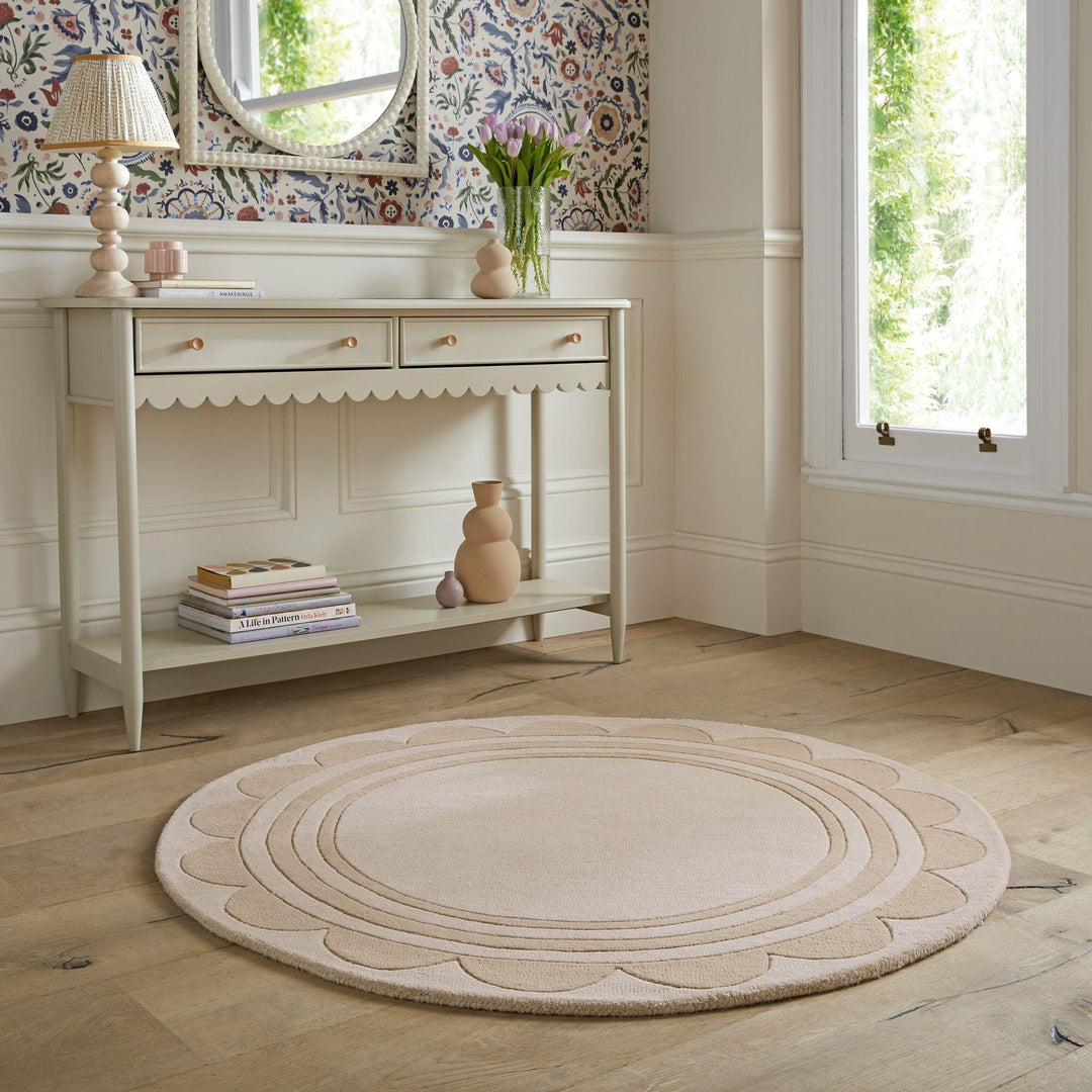 tapis rond laine lois beige dans un salon 