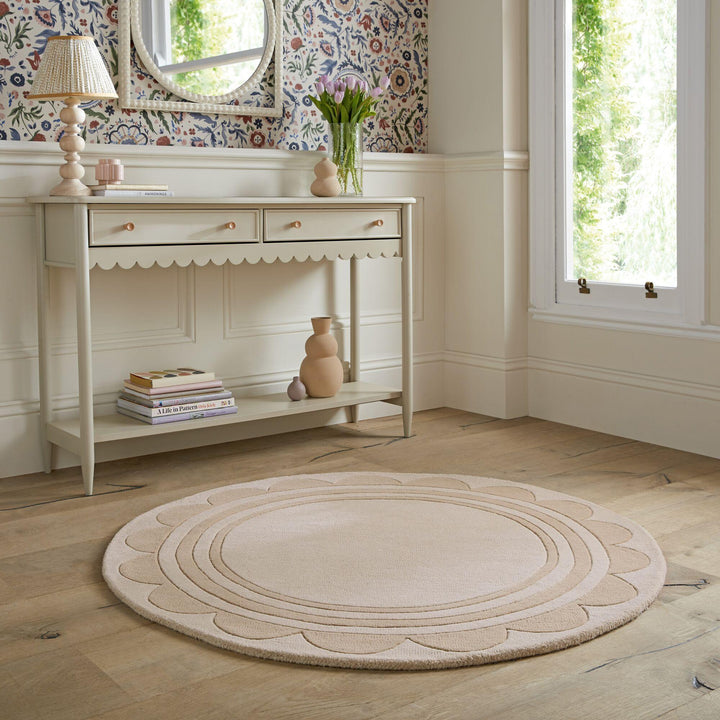 tapis rond laine lois beige dans un salon 