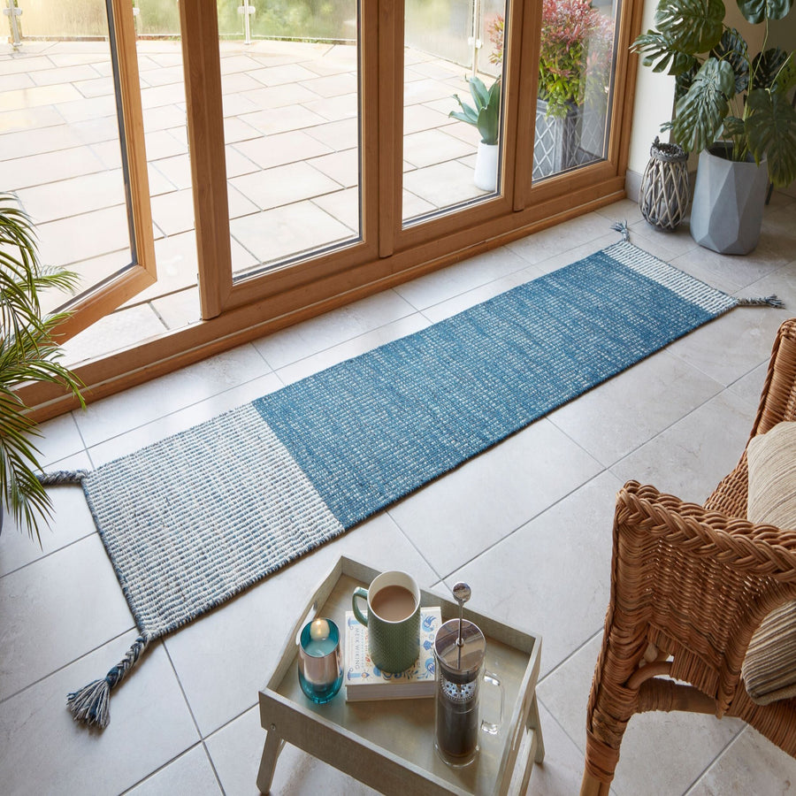 tapis de couloir avec franges bleu