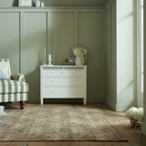 tapis en jute avec motifs dans un salon